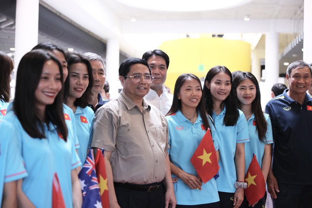 Lãnh đạo Chính phủ thăm đội tuyển nữ Việt Nam trước thềm World Cup - Ảnh 2.