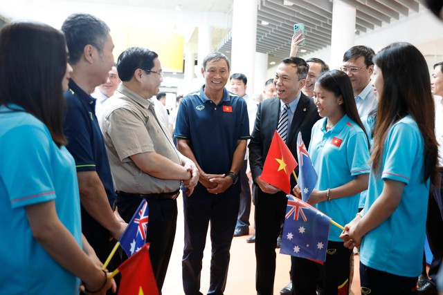 Thủ tướng Phạm Minh Chính thăm đội tuyển nữ Việt Nam trước thềm World Cup 2023 - Ảnh 1.
