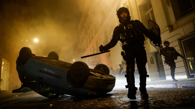 Pháp chìm sâu trong bạo loạn, người biểu tình đốt nhà quan chức địa phương - Ảnh 1.
