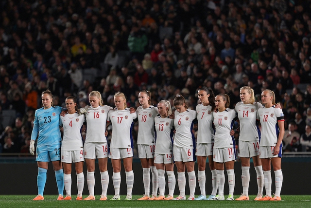 Các đội tưởng niệm nạn nhân vụ xả súng trước thềm khai mạc World Cup nữ 2023 - Ảnh 1.