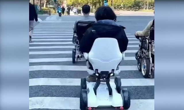 Chán xe máy điện, giới trẻ Trung Quốc đổ xô mua 'xe lăn điện'   - Ảnh 1.