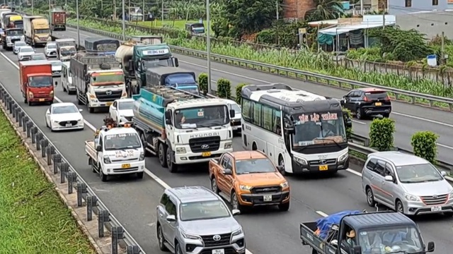 Xe tải chở máy lọc nước lật nhào trên cao tốc TPHCM - Trung Lương  - Ảnh 2.