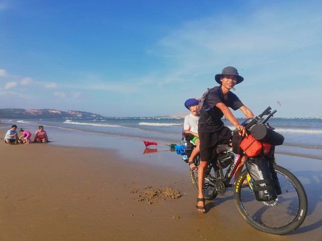 Cha, con trai tự kỷ và hành trình đạp xe xuyên Việt - Ảnh 1.