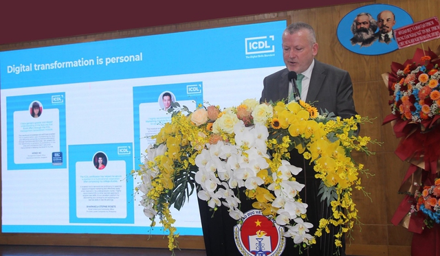 Ông Damien O'Sullivan, Tổng giám đốc Tổ chức ICDL toàn cầu cũng chia sẻ tại hội thảo