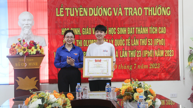 Thanh Hóa: Tuyên dương 2 học sinh xuất sắc - Ảnh 1.