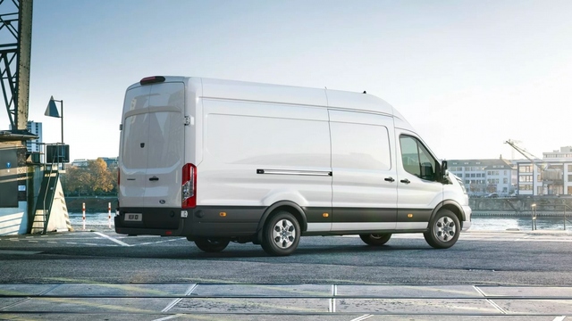 Ford Transit ở châu Âu khác gì với phiên bản cho Việt Nam?   - Ảnh 3.