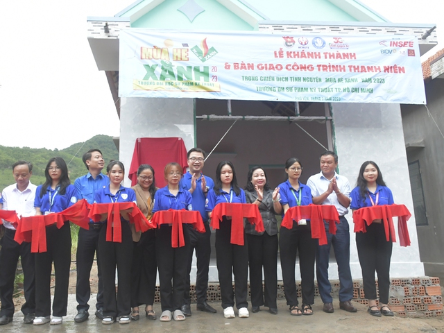 Anh Nguyễn Tường Lâm thăm các sinh viên tình nguyện tại Phú Yên - Ảnh 2.