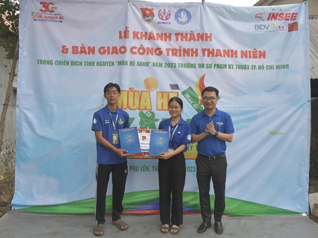 Anh Nguyễn Tường Lâm thăm các sinh viên tình nguyện tại Phú Yên - Ảnh 1.