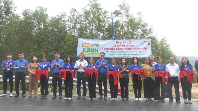 Anh Nguyễn Tường Lâm thăm các sinh viên tình nguyện tại Phú Yên - Ảnh 3.