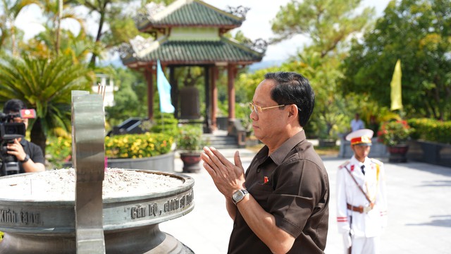 Phó chủ tịch Quốc hội Trần Quang Phương dâng hương  tại nghĩa trang liệt sĩ TP.Huế - Ảnh 2.