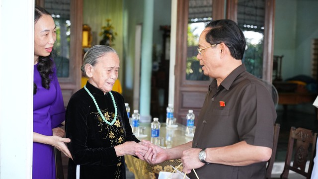 Phó chủ tịch Quốc hội Trần Quang Phương dâng hương  tại nghĩa trang liệt sĩ TP.Huế - Ảnh 3.