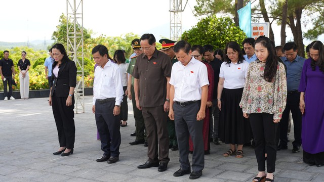 Phó chủ tịch Quốc hội Trần Quang Phương dâng hương  tại nghĩa trang liệt sĩ TP.Huế - Ảnh 1.