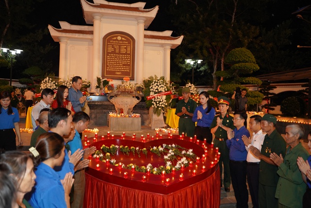 Hơn 400 bạn trẻ thắp nến và thả hoa đăng tri ân tại Ngã ba Đồng Lộc - Ảnh 1.