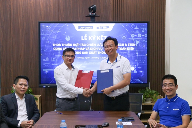 Đại diện hai đơn vị, từ trái sang, ông Ngô Việt Hải - Phó Tổng Giám đốc Advantech VN - và ông Nguyễn Trọng Thưởng - Tổng Giám đốc ETEK - ký kết bản thỏa thuận hợp tác