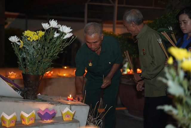 Hơn 400 bạn trẻ thắp nến và thả hoa đăng tri ân tại Ngã ba Đồng Lộc - Ảnh 3.