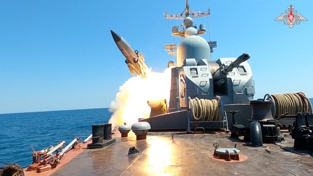 Hải quân Nga diễn tập bắn tàu, phong tỏa biển Đen - Ảnh 1.