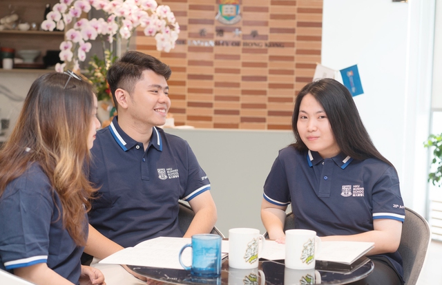 Phụng (ngoài cùng bên phải) cùng các sinh viên Việt nhận học bổng HKUBS-Optimas Capital chuẩn bị bước vào học kỳ đầu tiên tại HKUBS