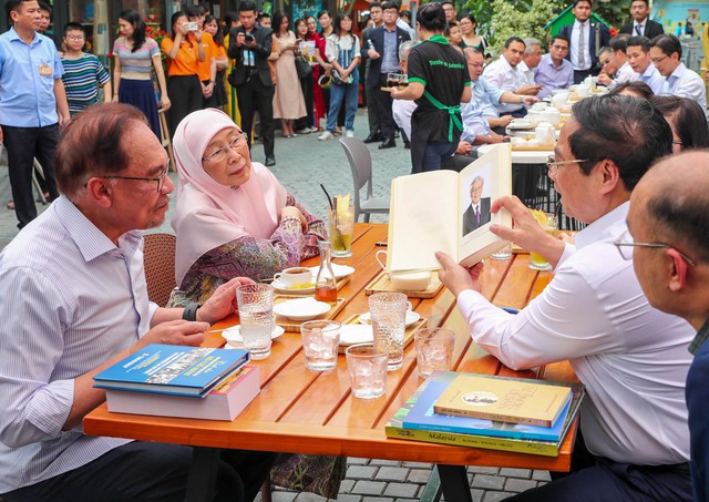 Thủ tướng Phạm Minh Chính đi dạo, tặng sách và uống cafe cùng Thủ tướng Malaysia - Ảnh 8.