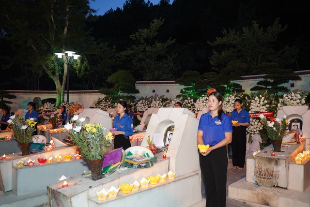 Hơn 400 bạn trẻ thắp nến và thả hoa đăng tri ân tại Ngã ba Đồng Lộc - Ảnh 2.