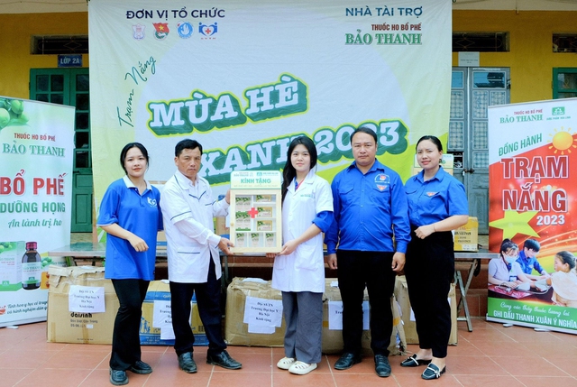 Đoàn tình nguyện trao tặng món quà sức khỏe Tủ thuốc Bảo Thanh cho trạm y tế cơ sở
