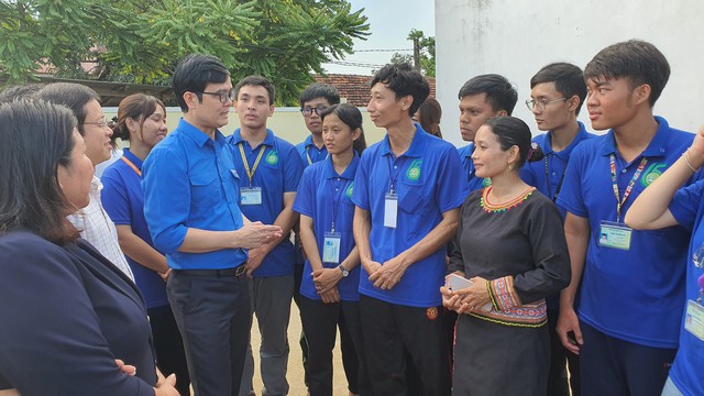 Anh Bùi Quang Huy thăm sinh viên tình nguyện hè tại Gia Lai - Ảnh 1.
