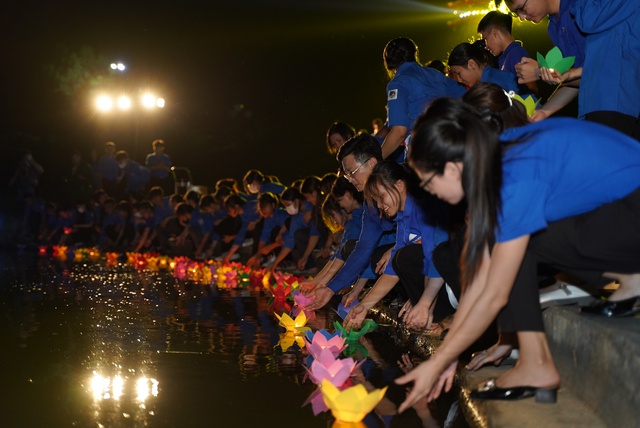 Hơn 400 bạn trẻ thắp nến và thả hoa đăng tri ân tại Ngã ba Đồng Lộc - Ảnh 4.