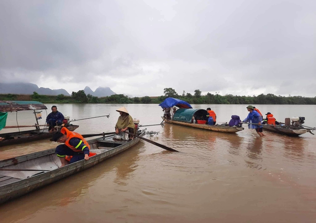 Tìm thấy thi thể 2 học sinh bị mất tích trên sông Lam - Ảnh 1.