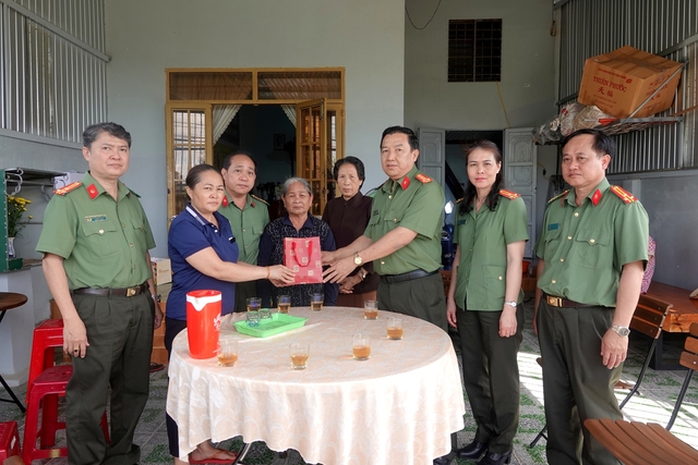 Công an tỉnh Bình Thuận thăm hỏi thân nhân các gia đình liệt sĩ tại Đắk Lắk - Ảnh 2.