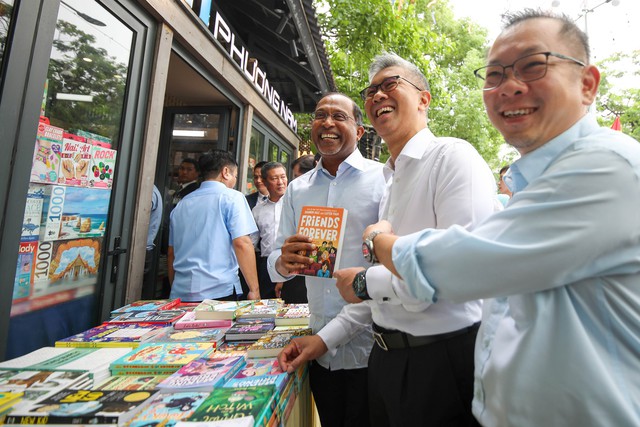 Thủ tướng Phạm Minh Chính đi dạo, tặng sách và uống cafe cùng Thủ tướng Malaysia - Ảnh 12.