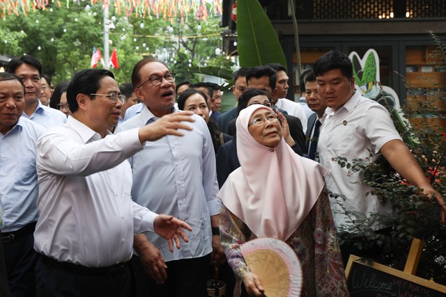 Thủ tướng Phạm Minh Chính đi dạo, tặng sách và uống cafe cùng Thủ tướng Malaysia - Ảnh 2.