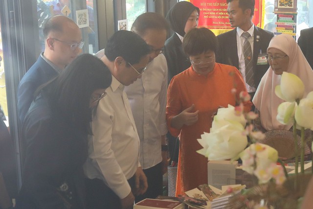 Thủ tướng Phạm Minh Chính đi dạo, tặng sách và uống cafe cùng Thủ tướng Malaysia - Ảnh 3.