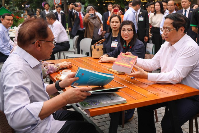 Thủ tướng Phạm Minh Chính đi dạo, tặng sách và uống cafe cùng Thủ tướng Malaysia - Ảnh 6.