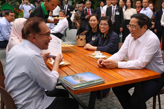 Thủ tướng Phạm Minh Chính đi dạo, tặng sách và uống cafe cùng Thủ tướng Malaysia - Ảnh 7.