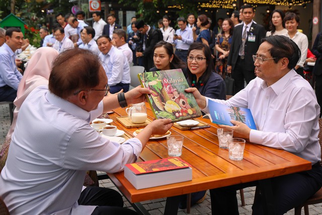 Thủ tướng Phạm Minh Chính đi dạo, tặng sách và uống cafe cùng Thủ tướng Malaysia - Ảnh 10.