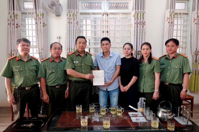 Công an tỉnh Bình Thuận thăm hỏi thân nhân các gia đình liệt sĩ tại Đắk Lắk - Ảnh 1.
