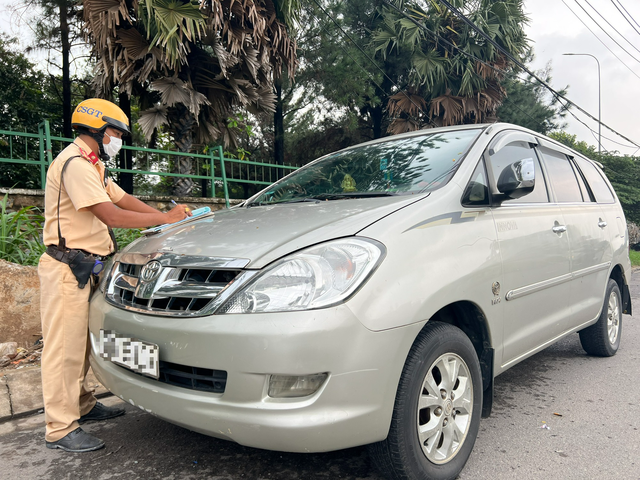 Chấn chỉnh vi phạm giao thông trước Bệnh viện Ung Bướu ở TP.Thủ Đức - Ảnh 3.