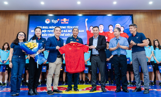 Red Bull tiếp tục nạp năng lượng cho đội tuyển nữ Việt Nam - Ảnh 2.