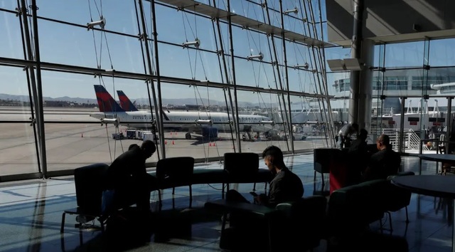 Hành khách bị bỏ mặc trên máy bay ở Mỹ nhiều giờ lúc nắng nóng cực độ - Ảnh 1.
