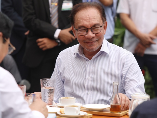 Thủ tướng Phạm Minh Chính đi dạo, tặng sách và uống cafe cùng Thủ tướng Malaysia - Ảnh 9.