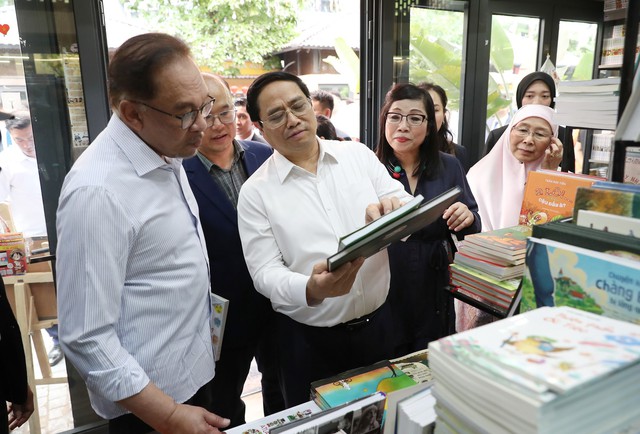 Thủ tướng Phạm Minh Chính đi dạo, tặng sách và uống cafe cùng Thủ tướng Malaysia - Ảnh 4.