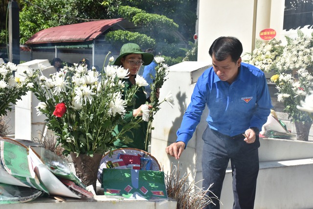 Anh Ngô Văn Cương thăm, tặng quà cho thân nhân gia đình liệt sĩ tại Hà Tĩnh - Ảnh 4.