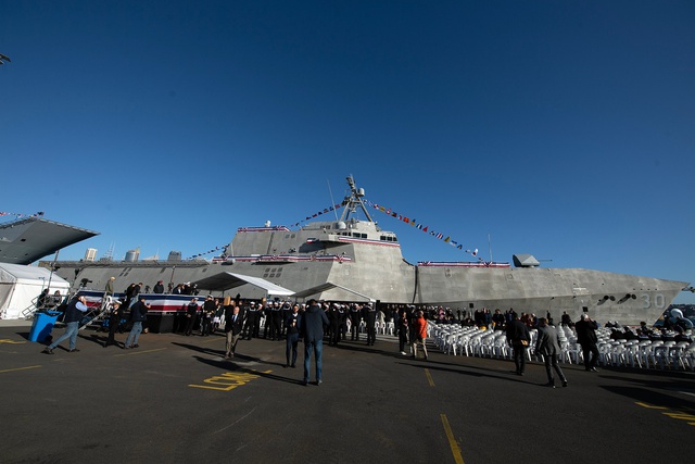 Lần đầu tiên Hải quân Mỹ biên chế tàu chiến tại nước ngoài - Ảnh 2.