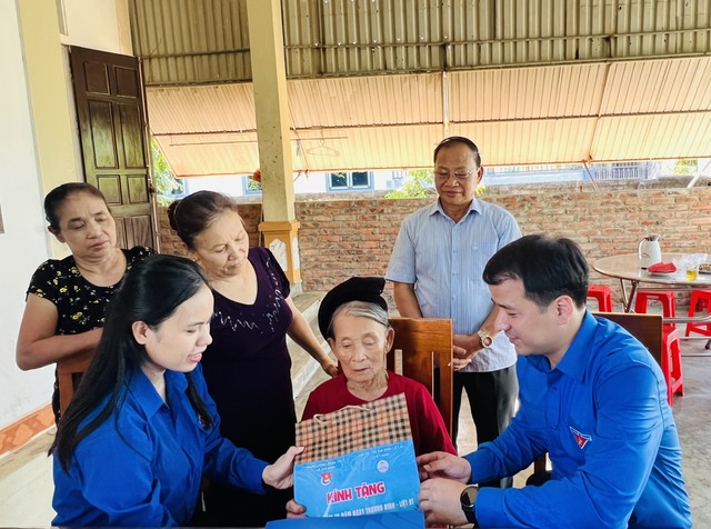 Anh Ngô Văn Cương thăm, tặng quà cho thân nhân gia đình liệt sĩ tại Hà Tĩnh - Ảnh 3.