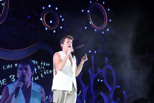 Charlie Puth 'cháy' cùng hàng ngàn khán giả trong đêm diễn tại Nha Trang - Ảnh 8.