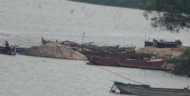 Trộm cát lộng hành dọc sông Trà Khúc - Ảnh 1.