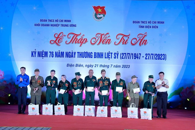 Anh Nguyễn Minh Triết tham gia đoàn thắp nến tri ân tại Điện Biên - Ảnh 2.