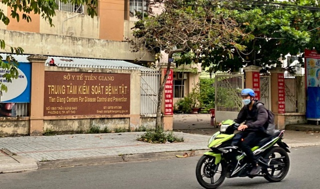 Vụ Việt Á “thổi giá” ở Tiền Giang: Công an thu giữ hơn 2 tỉ đồng  - Ảnh 1.