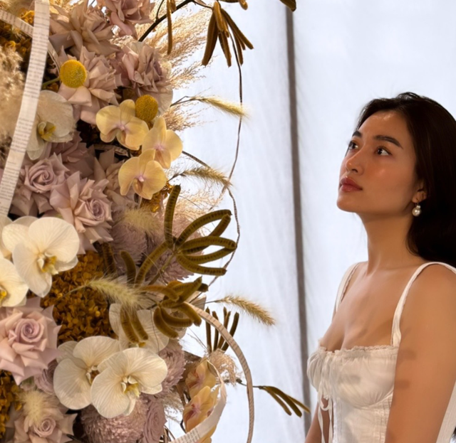 Á hậu Lệ Hằng đẹp tựa nàng thơ tại một triển lãm hoa vào cuối tuần - Ảnh 1.