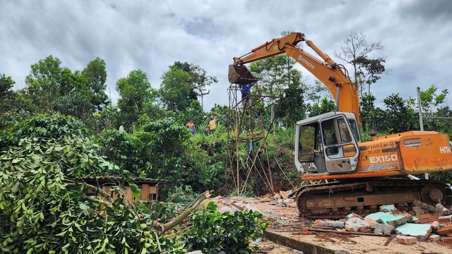 Lâm Đồng: Cưỡng chế tháo dỡ công trình xây dựng trong rừng cộng đồng thôn 4 - Ảnh 2.