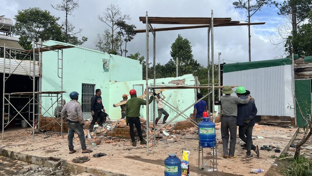 Lâm Đồng: Cưỡng chế tháo dỡ công trình xây dựng trong rừng cộng đồng thôn 4 - Ảnh 1.